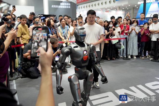 全球人工智能终端展开幕华为折叠电脑、可同传智能眼镜都有(图1)