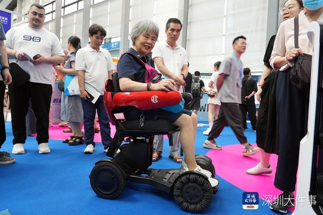 全球人工智能终端展开幕华为折叠电脑、可同传智能眼镜都有(图5)