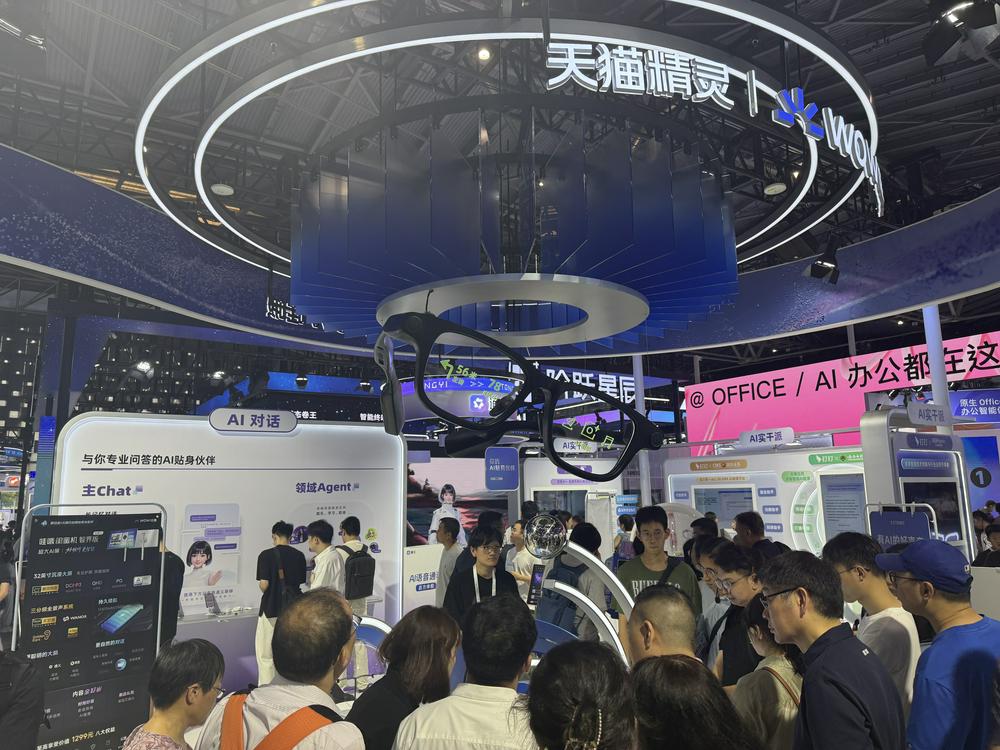 WAIC 2025观察丨智能眼镜路线分野等待“iPhone时刻”巨头入场意在占位(图3)