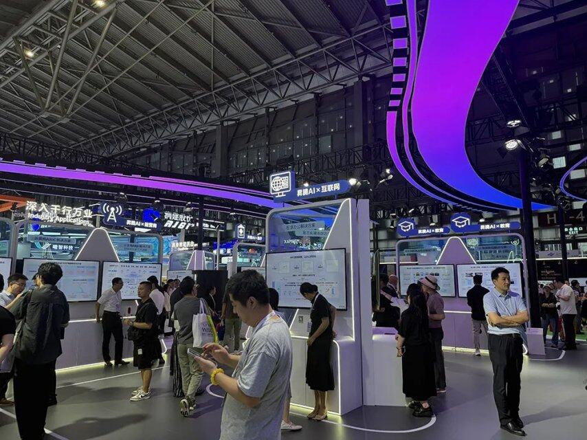 Kaiyun：人工智能大会彻底引爆展区水泄不通门票炒到2000多暴走3万步带来最全看点(图6)